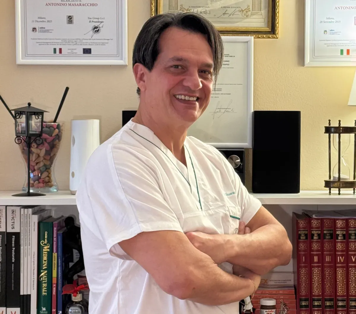 Il Dott. Antonino Masaracchio nel suo studio di Palermo
